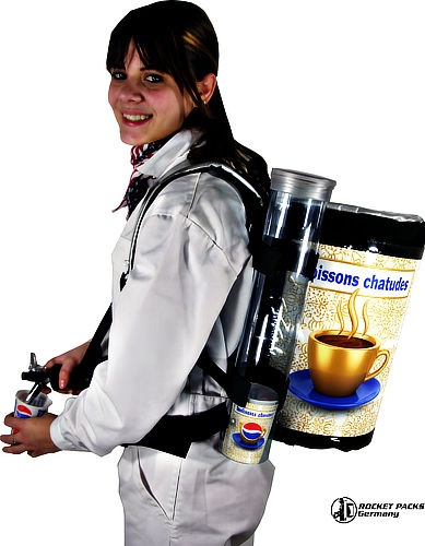 Vue détaillée des compartiments et du système de tuyaux d'un sac à dos distributeur de boissons à vendre, Vendeuse ambulante servant du jus de fruits avec un sac à dos distributeur par gravité sans pression.