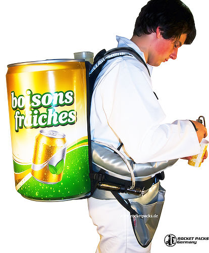 Sac à dos distributeur de boissons professionnel ergonomique posé sur une table, prêt pour la vente, Ensemble complet de vente ambulante comprenant un sac à dos distributeur, un porte-gobelets et un tablier.