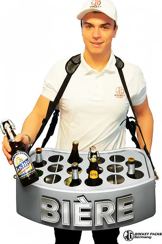 Hôtesse de vente utilisant un plateau de portage personnalisé pour la distribution gratuite d'échantillons de boissons. Vendeur mobile portant un plateau de vente ergonomique rempli de canettes et de bouteilles lors d'un concert.