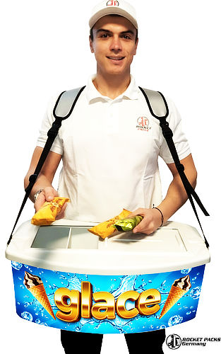 endeur sur la plage équipé d'un plateau de vente isotherme pour garder les glaces et esquimaux au froid. Vendeur souriant portant un plateau de vente ergonomique rempli de pots de glace et de cornets lors d'un événement.