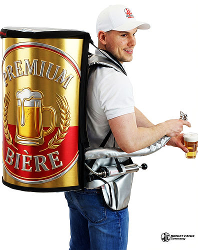 Vendeur servant du café chaud avec un sac à dos rocketpacks distributeur lors d'un événement en plein air, Vendeuse ambulante servant du jus de fruits avec un sac à dos distributeur par gravité sans pression.