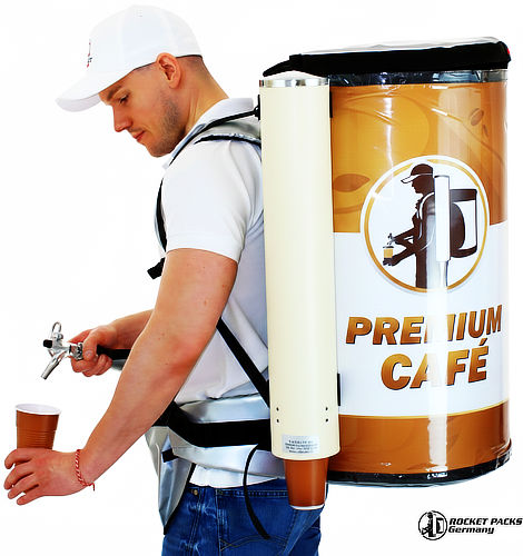 Vendeur mobile utilisant un sac à dos distributeur de bière pression dans un festival bondé.