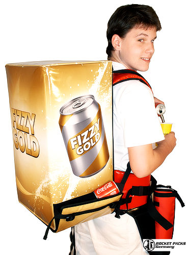 Vendeur ambulant distribuant des canettes fraîches avec un sac à dos ergonomique, Intérieur d'un sac à dos isotherme rempli de bouteilles et de canettes maintenues au froid.